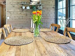 Charming Lakeside Cottage Getaway