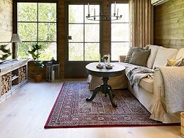 Charming Lakeside Cottage Getaway