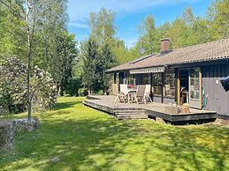 Charming Lakeside Cottage Getaway