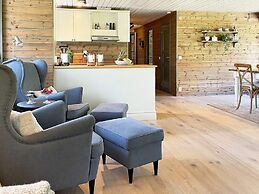 Charming Lakeside Cottage Getaway