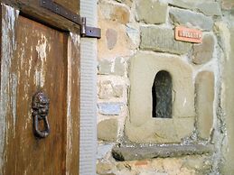 Farmhouse in Cortona With Pool