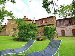 Farmhouse in Cortona With Pool