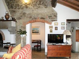 Farmhouse in Cortona With Pool