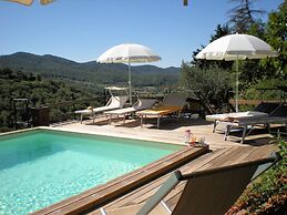 Farmhouse in Cortona With Pool
