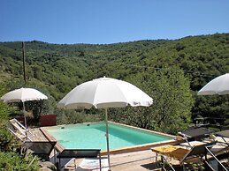 Farmhouse in Cortona With Pool