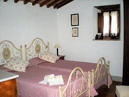 Farmhouse in Cortona With Pool
