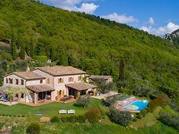Villa in Umbria With Private Pool & Valley Views