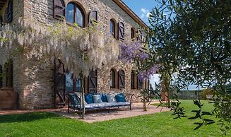 Villa in Umbria With Private Pool & Valley Views