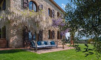 Villa in Umbria With Private Pool & Valley Views