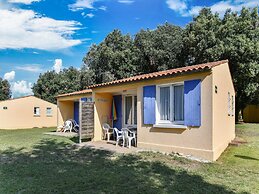 Cottage With Swimming Pool and Activities