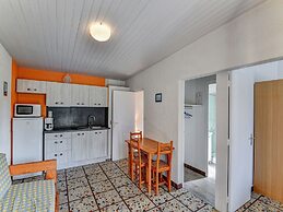 Cottage With Swimming Pool and Activities