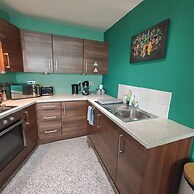2BR Stunning City Centre Apt