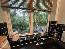 Cosy and Secluded Brook-side Lodge