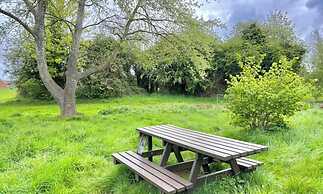 Cosy and Secluded Brook-side Lodge
