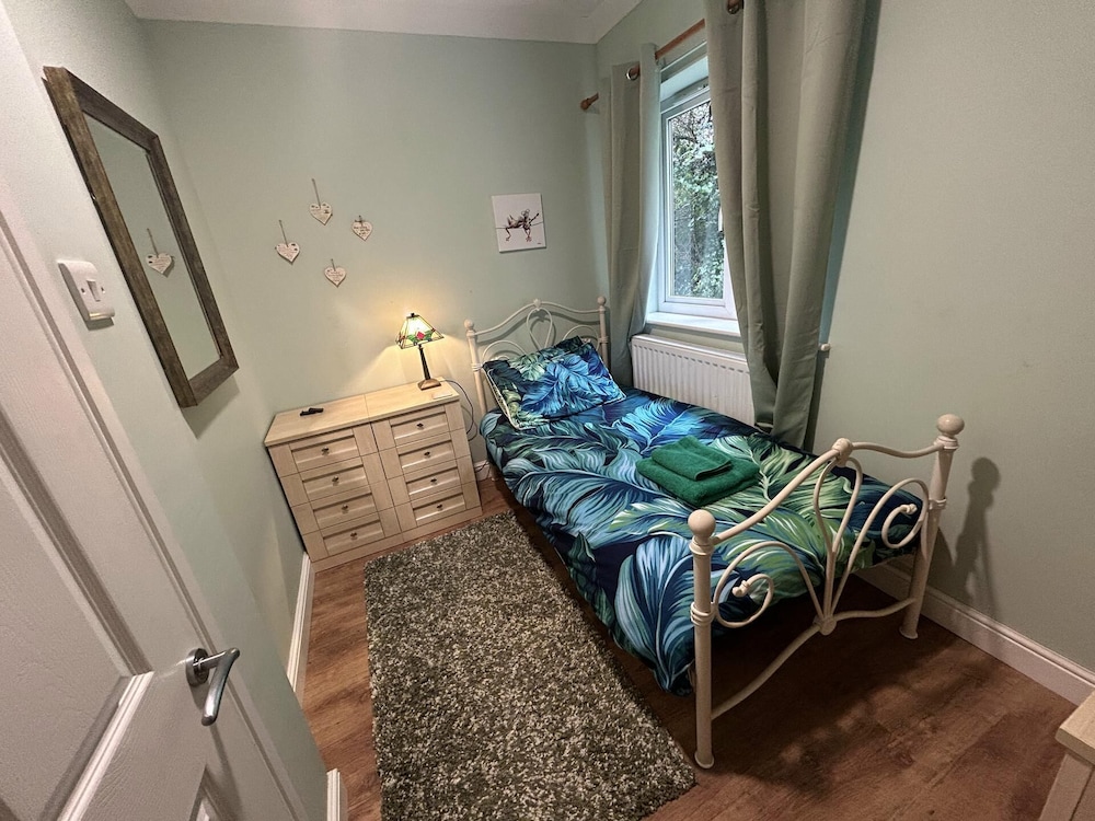 Cosy and Secluded Brook-side Lodge