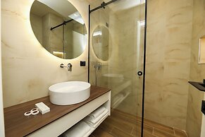Hotel Adore