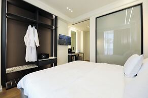 Hotel Adore