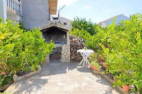 Beachside Apartment - Sleeps 5, Parking & Views