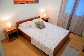 Beachside Apartment - Sleeps 5, Parking & Views
