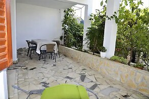 Beachside Apartment - Sleeps 5, Parking & Views