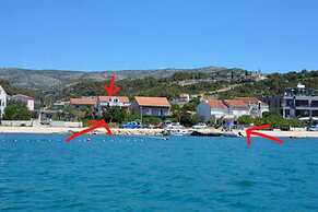 Beachside Apartment - Sleeps 5, Parking & Views