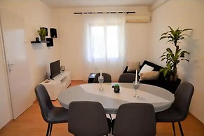 Beachside Apartment - Sleeps 5, Parking & Views