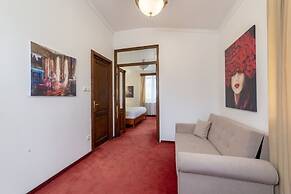 Arc de Triomphe by CityBookings