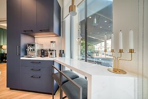 Modern 3BR Palm Penthouse w Private Plunge Pool