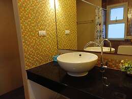 6-26 - 1 Bdr Condo With Balcony and Shared Pool