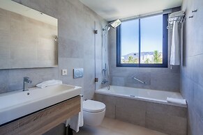 Seaview Residence with pool