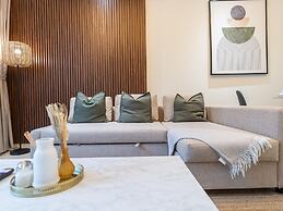 2bed Chic Apt Burj Khalifa Gym/pool by Belvilla