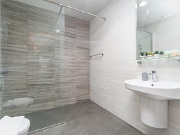 2bed Chic Apt Burj Khalifa Gym/pool by Belvilla