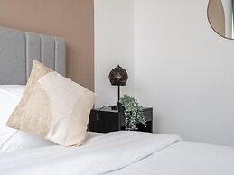 Luxe 4bed Apt Dubai Marina JBR Pool by Belvilla