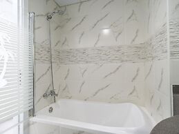 Luxe 4bed Apt Dubai Marina JBR Pool by Belvilla