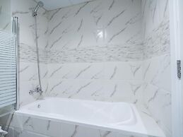 Luxe 4bed Apt Dubai Marina JBR Pool by Belvilla