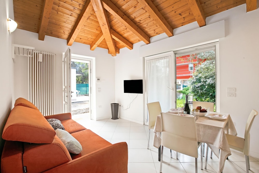 Saras Garden Home
