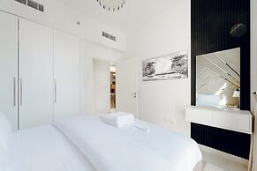 Stayis-Luxury 1 BR with City SkylineView
