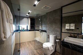 We Hotel Riverfront