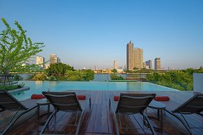 We Hotel Riverfront