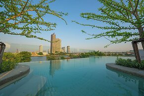 We Hotel Riverfront