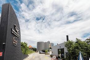 We Hotel Riverfront