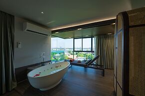 We Hotel Riverfront