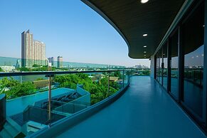 We Hotel Riverfront