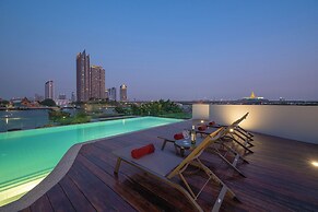 We Hotel Riverfront