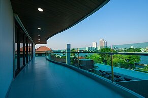 We Hotel Riverfront
