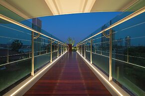 We Hotel Riverfront