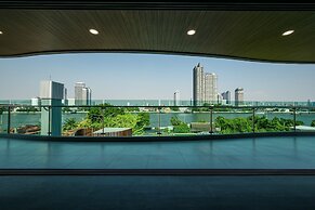 We Hotel Riverfront