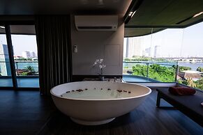 We Hotel Riverfront