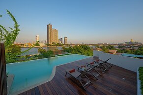 We Hotel Riverfront