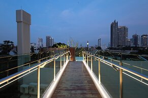 We Hotel Riverfront